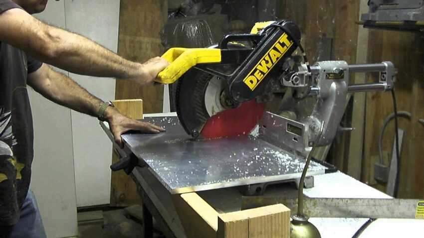 sử dụng máy cắt nhôm