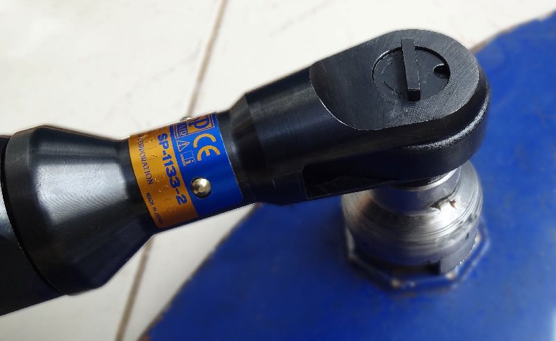 Cờ lê mở nắp thùng phuy là gì?