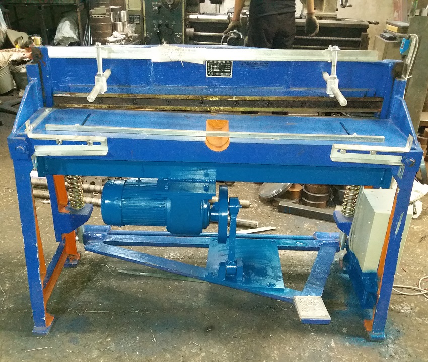 Máy lốc tôn điện 1250mm DBK LTD-2515A 3