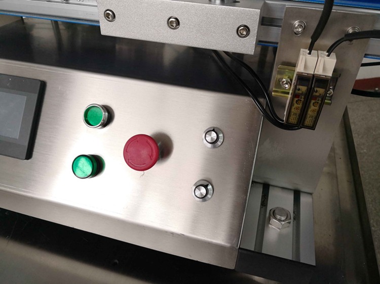 Máy dán nhãn chai tròn tự động DBK40 6