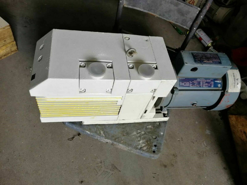 Bơm hút chân không LEYBOLD D65BCS TRIVAC PFPE 0