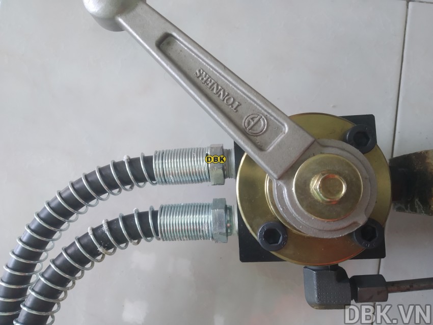 Bơm tay thủy lực bằng nhôm 1 lít TONNERS DPA-1B 1