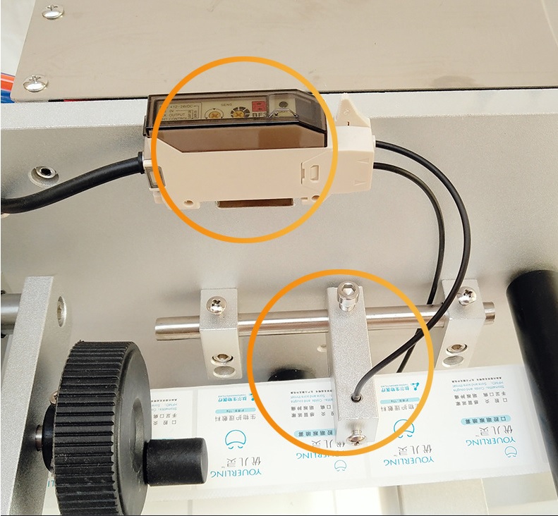 Máy dán nhãn tự động chai vuông DBK LT-60 5