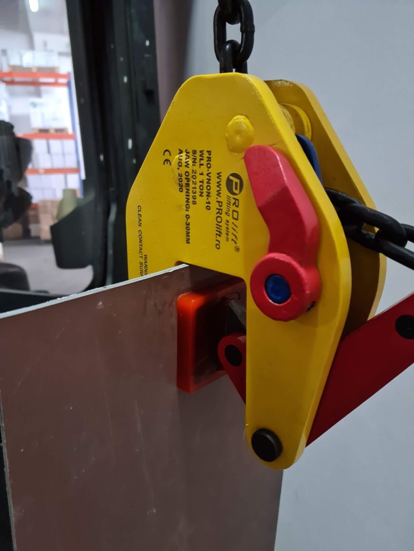 Các đặc điểm của kẹp tôn đứng