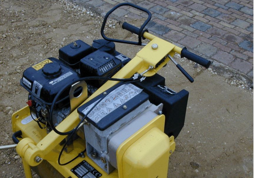 Lu dắt tay Bomag BW55E 2