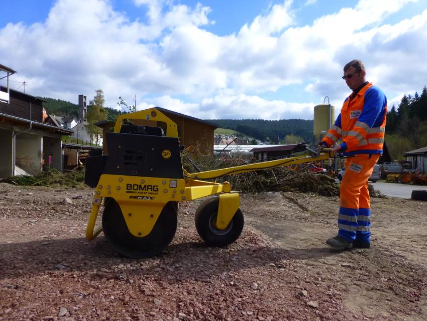 Lu dắt tay Bomag BW71E-2 1