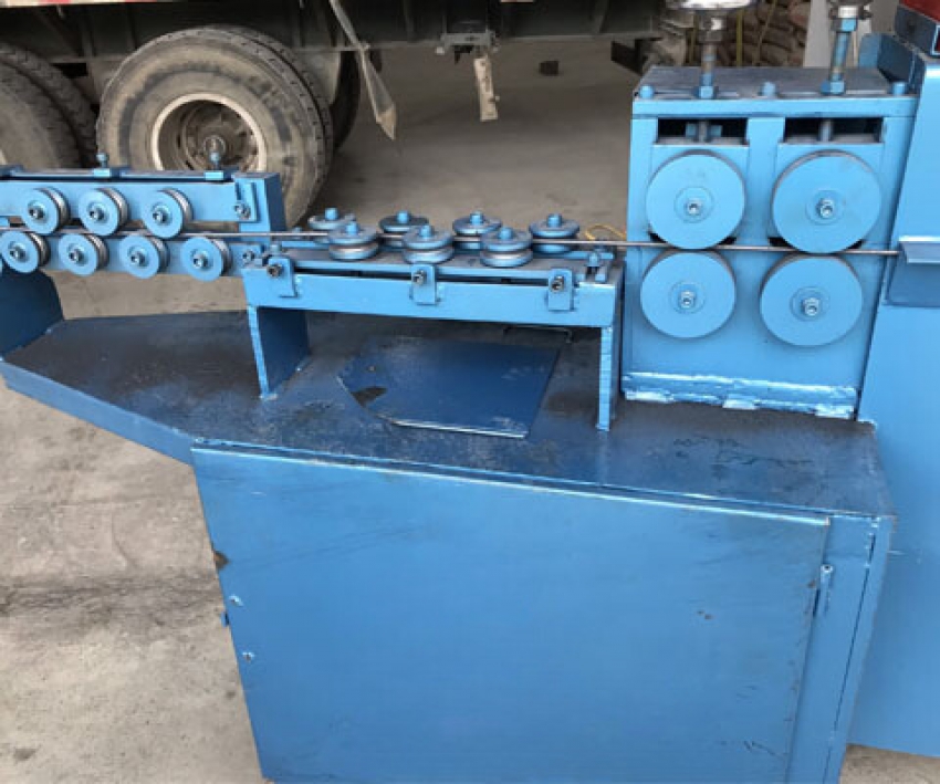 Máy bẻ đai đứng cò mổ 2