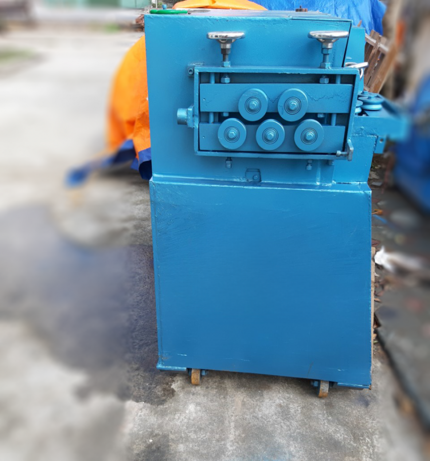 Máy bẻ đai đứng tự động từ cuộn DBK Phi 6-8-10 1