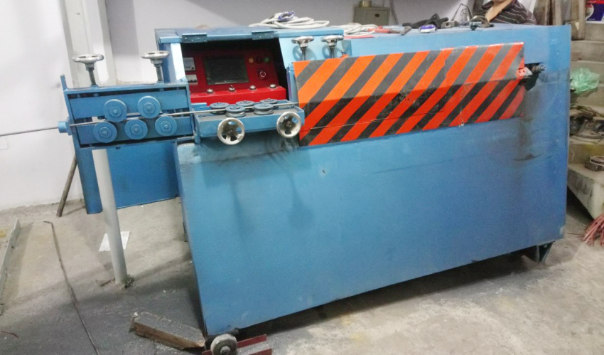 Máy bẻ đai đứng tự động từ cuộn DBK Phi 6-8-10 3