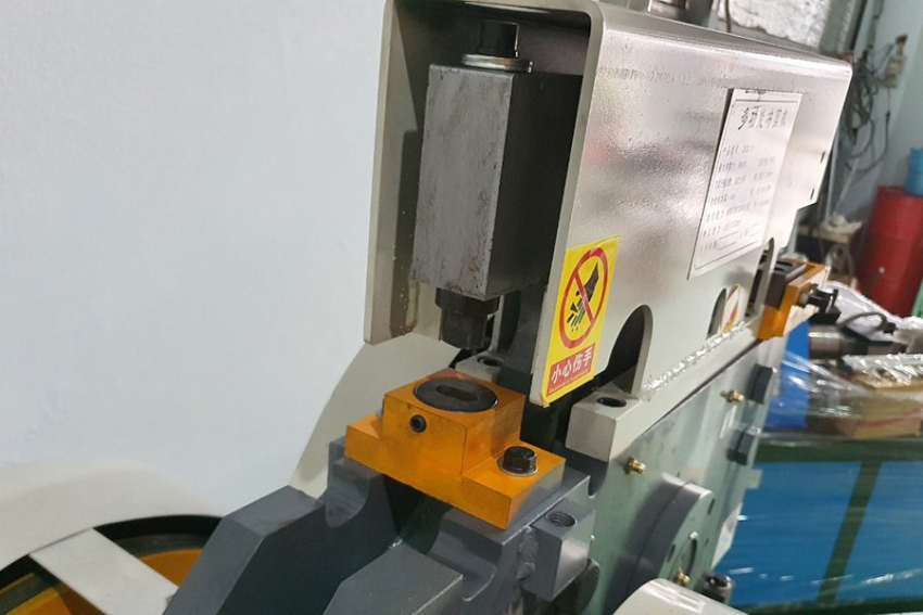 Máy cắt đột liên hợp QA32-12B 1