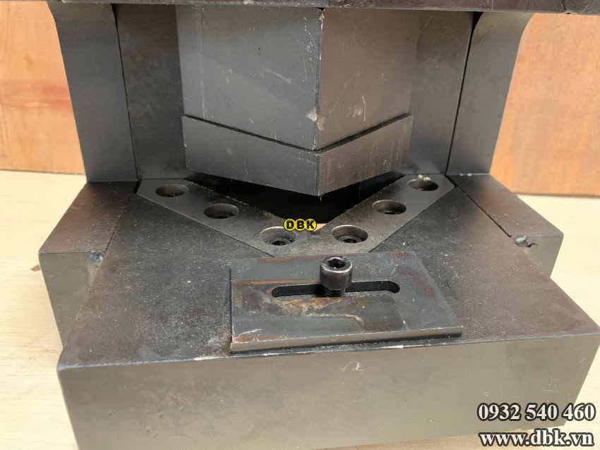 Máy cắt góc thép V thủy lực DBK CAC-756 3