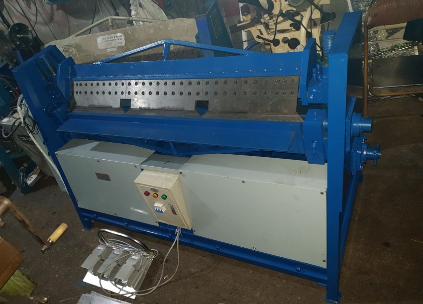 Máy chấn tôn điện 1250mm DBK CHTD-1611A 0