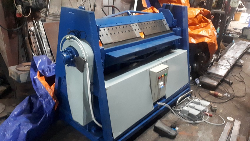 Máy chấn tôn điện 1250mm DBK CHTD-1611A 2