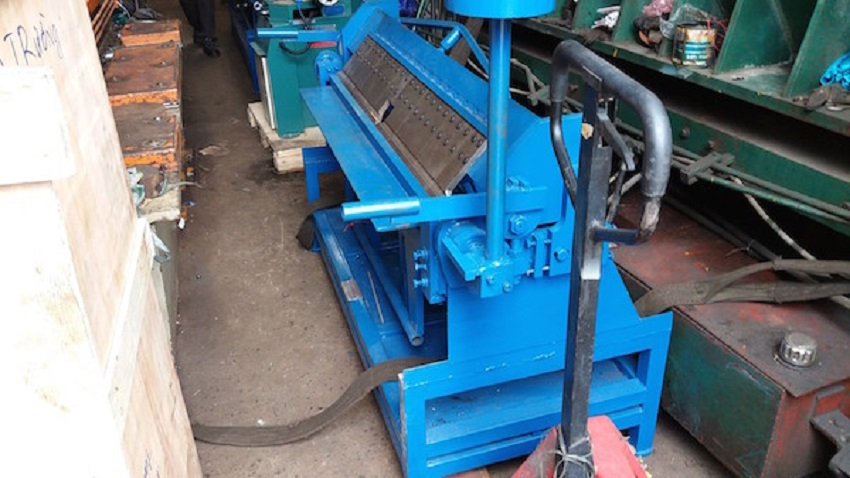 Máy chấn tôn tay 1250mm DBK CHTT-1511 1