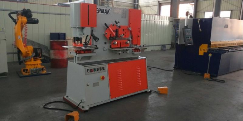 Máy dập liên hợp đa chức năng Q35Y-50 1