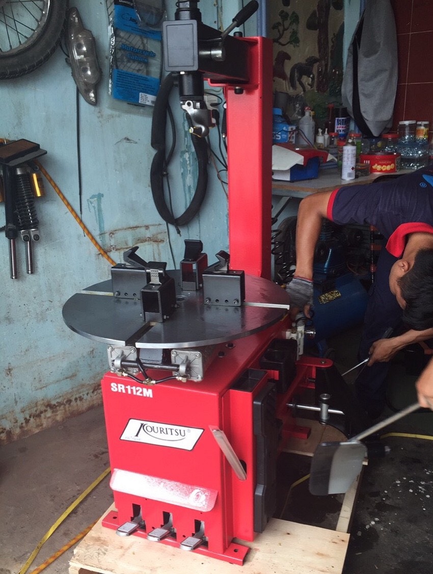 Máy ra vào lốp xe máy điện, tay ga DBK SR112M 3