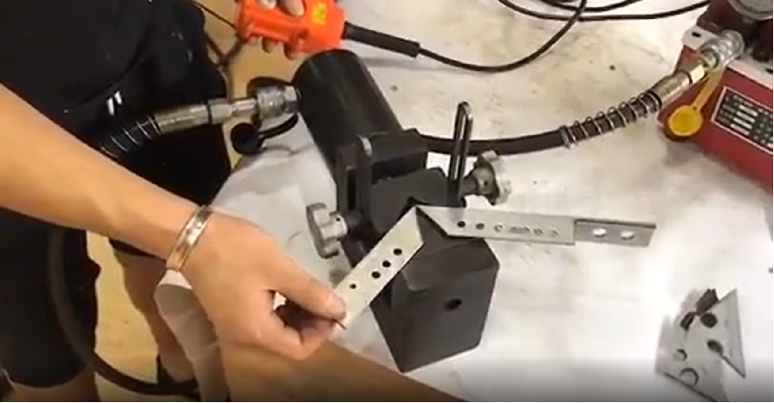 Máy uốn góc thép V thủy lực DBK CAC-75 1