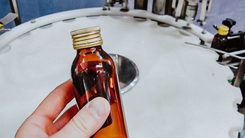 Máy đóng nắp chai 8