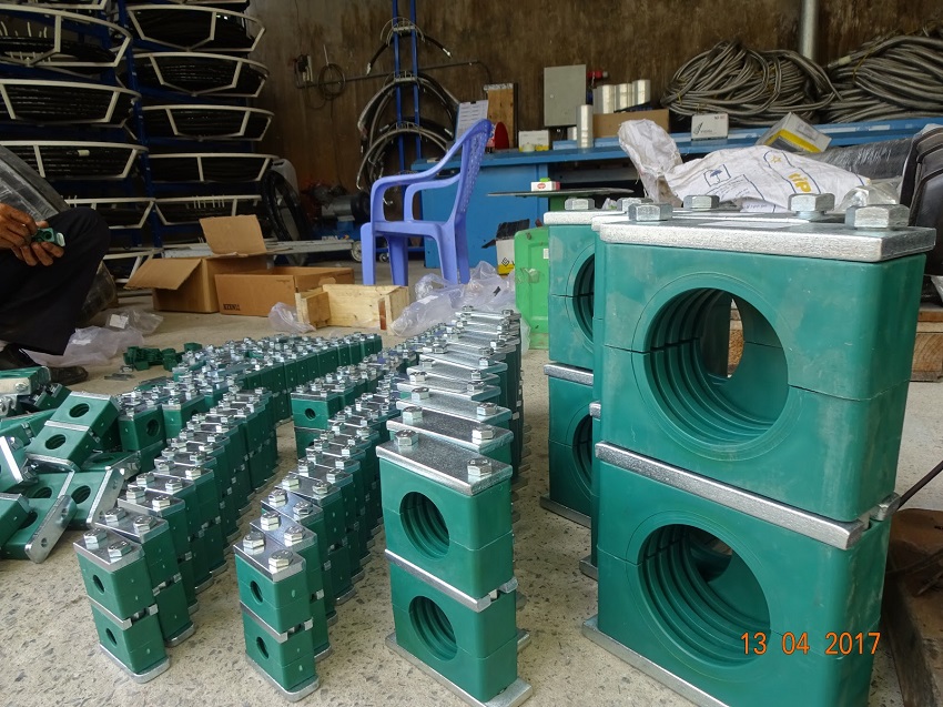 giá kẹp ống thủy lực