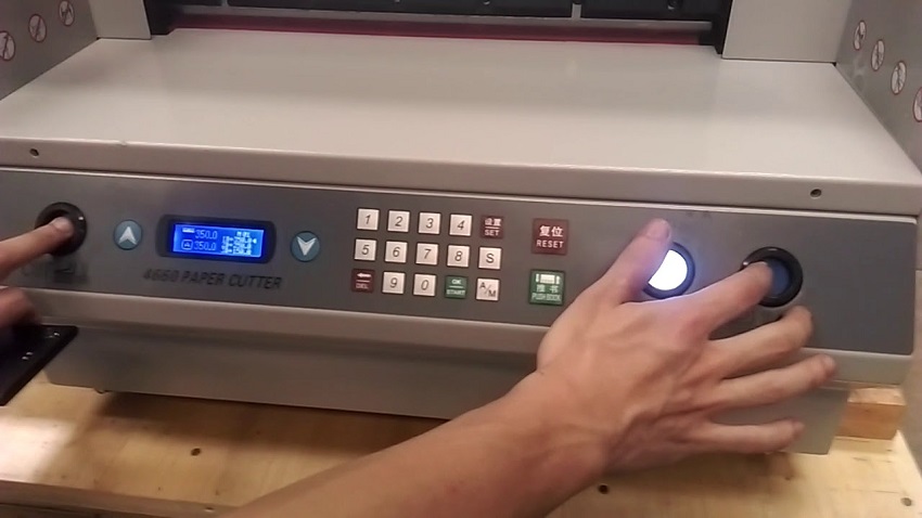 máy cắt giấy laser