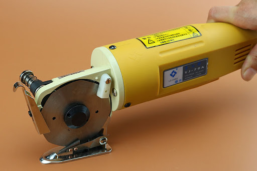 Máy cắt vải cầm tay bằng pin RCS-110B 1