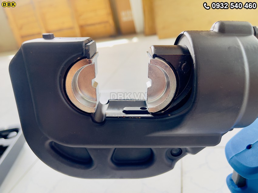 Kìm bấm cos thủy lực DBK EZ-400 dùng pin 2