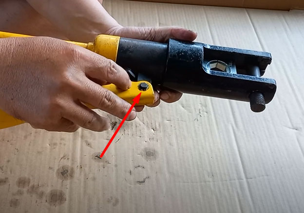 Hướng dẫn tháo kìm bấm cos thủy lực bị hỏng