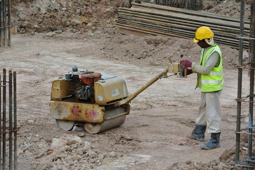 Vì sao nên sử dụng xe lu dắt tay?