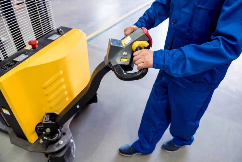 Các bước sử dụng xe nâng điện tay thấp đúng chuẩn kỹ thuật 1