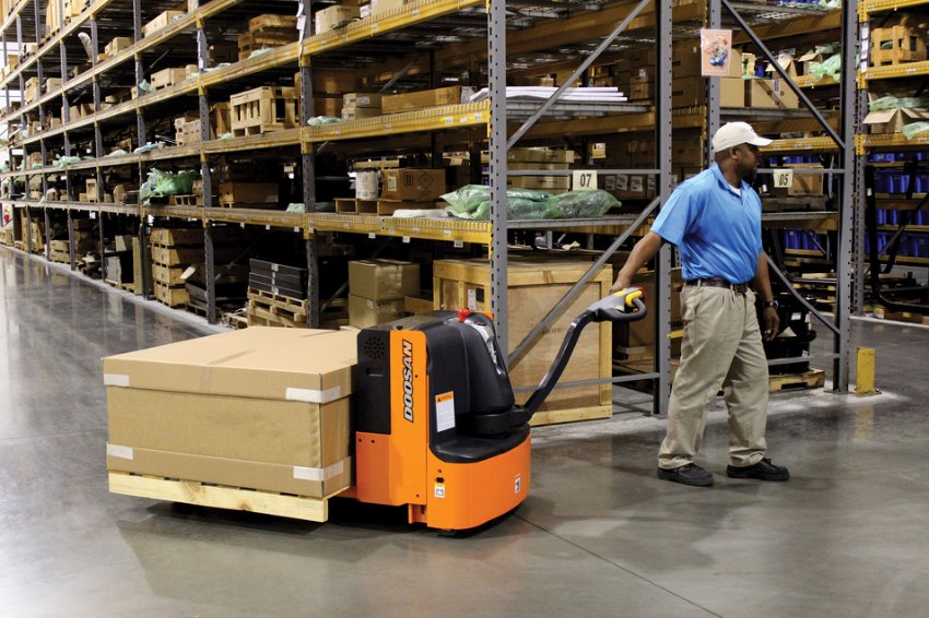 Các bước sử dụng xe nâng điện tay thấp đúng chuẩn kỹ thuật 3