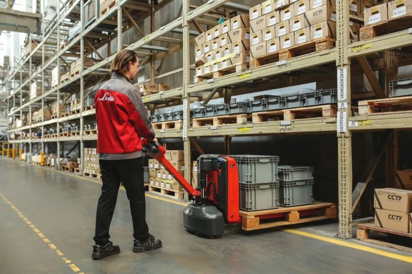 Các bước sử dụng xe nâng điện tay thấp đúng chuẩn kỹ thuật 6