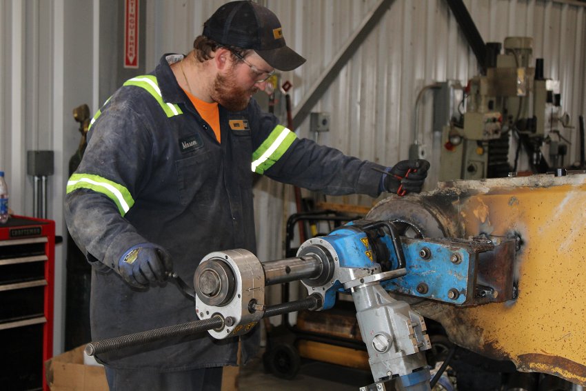 Cách bảo dưỡng máy hàn doa lỗ để duy trì độ chính xác