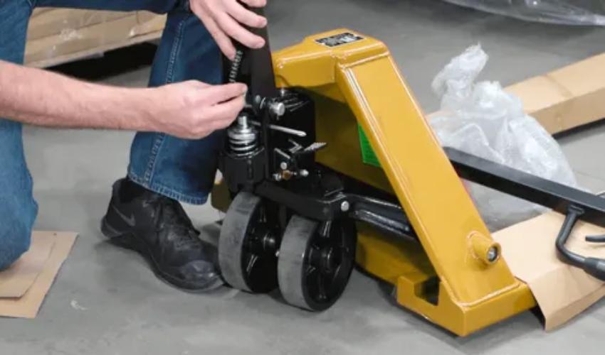 Cách bảo dưỡng xe nâng tay đúng cách