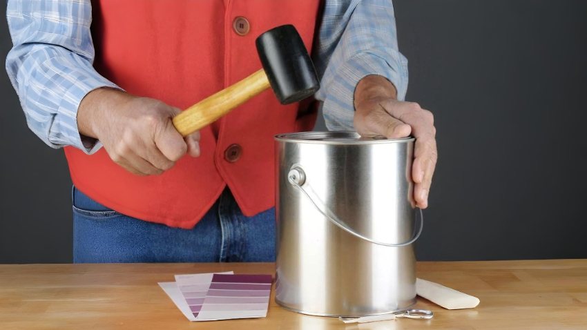 Cách mở nắp thùng sơn kim loại bằng búa