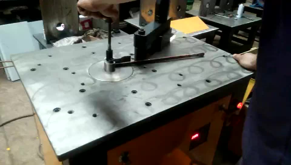 Cách sử dụng máy uốn hoa văn