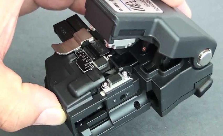 Cách thay dao cắt sợi quang đúng kỹ thuật