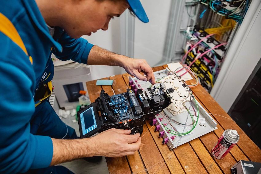 Cấu tạo chi tiết của máy hàn cáp quang