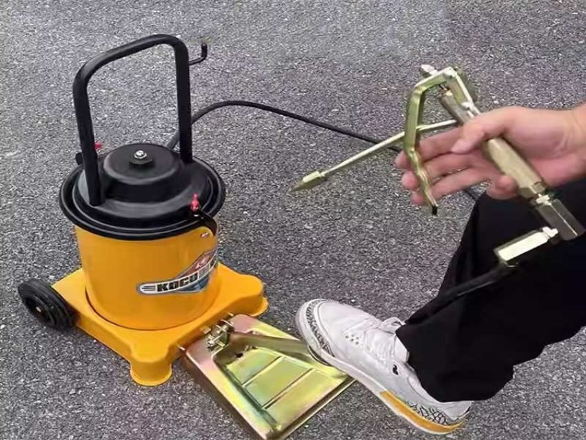 Cơ chế hoạt động của máy bơm mỡ bằng chân