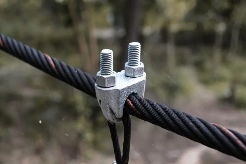 Cơ chế phân bổ lực ép lên sợi cáp của khóa cáp chữ U