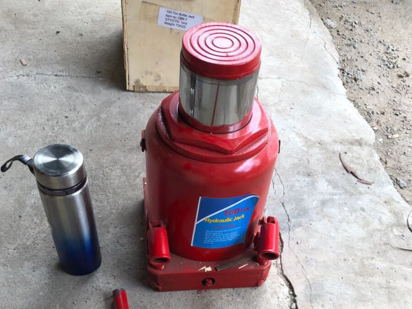 Con đội thủy lực 100 tấn DBK