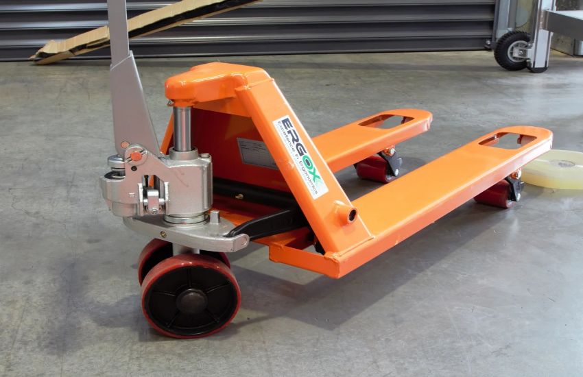 Giá xe nâng tay thấp trên thị trường hiện nay