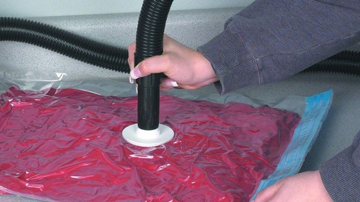 Hút chân không gấu bông bằng máy hút bụi