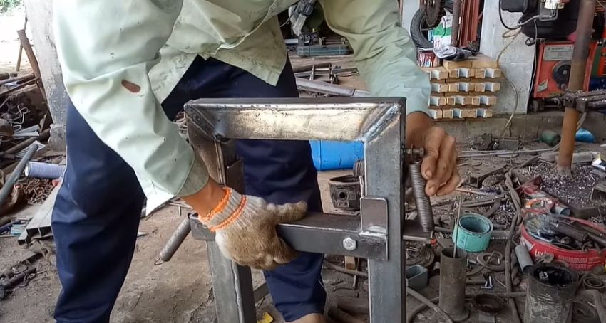 Bước 3: Lắp lò xo 2