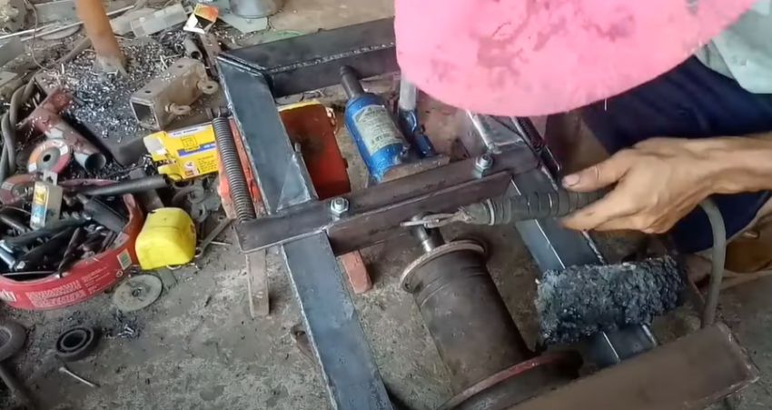Bước 4: Hàn đầu ép vào hộp thép