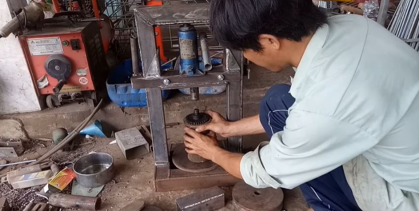 Bước 5: Lắp kích thủy lực 2