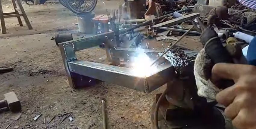 Bước 1: Chế tạo khung máy