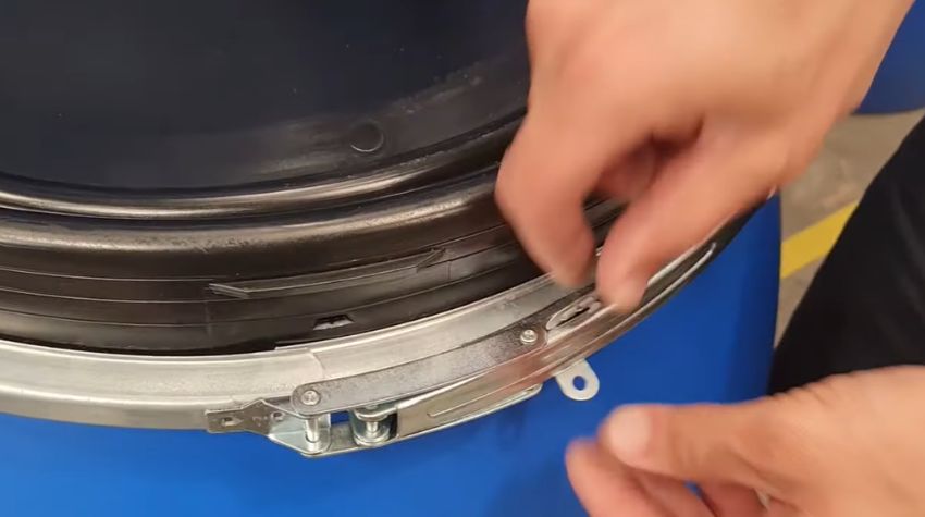 Hướng dẫn mở nắp thùng phuy nhựa hở