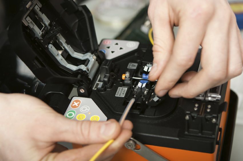 Kinh nghiệm chọn mua máy hàn cáp quang phù hợp