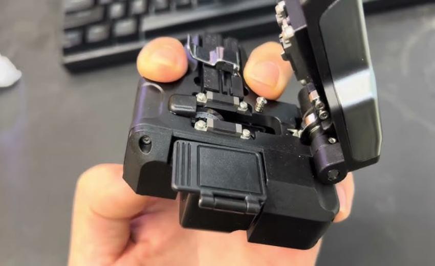 Lau cồn vào đệm dao cắt