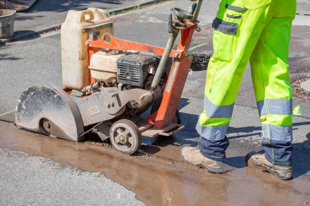 Máy cắt đường bê tông có nguyên lý hoạt động ra sao?